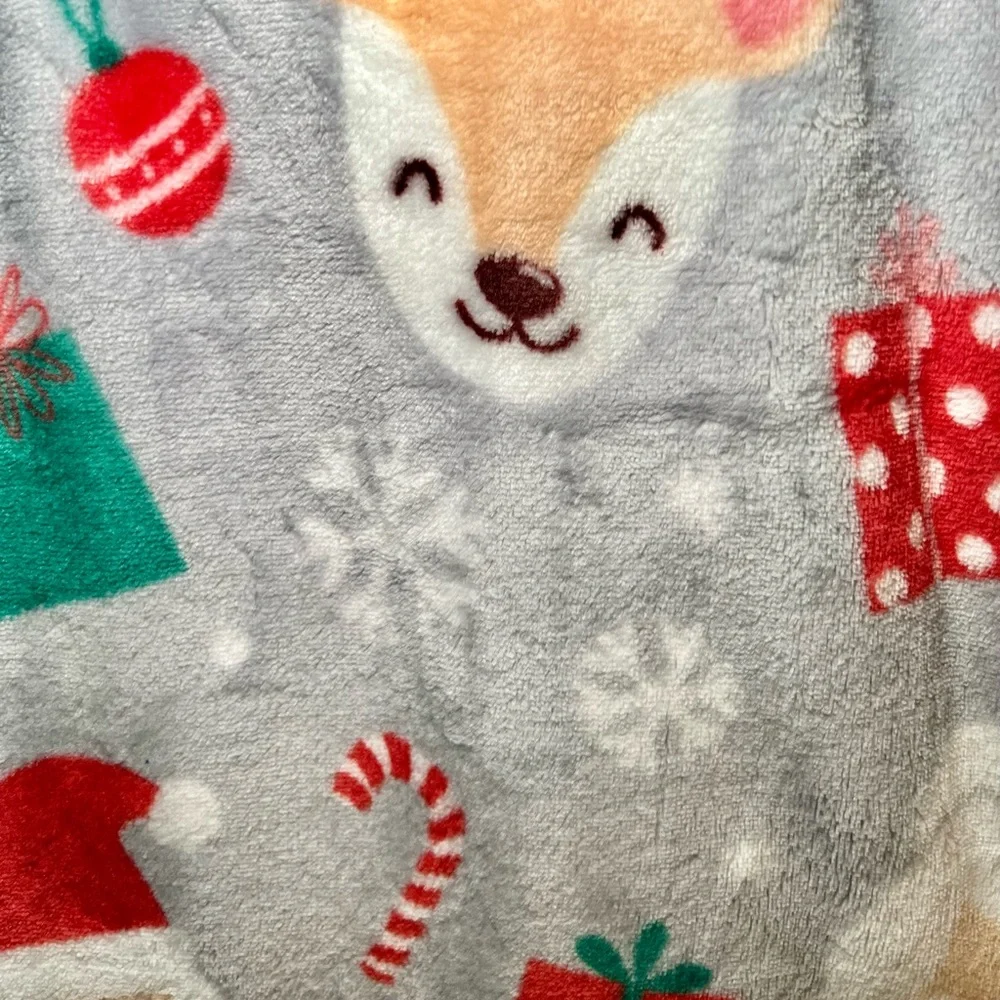 Mrs. Claus Santa & Reindeer Decorative Christmas Throw Blanket Gifts Smowflakes